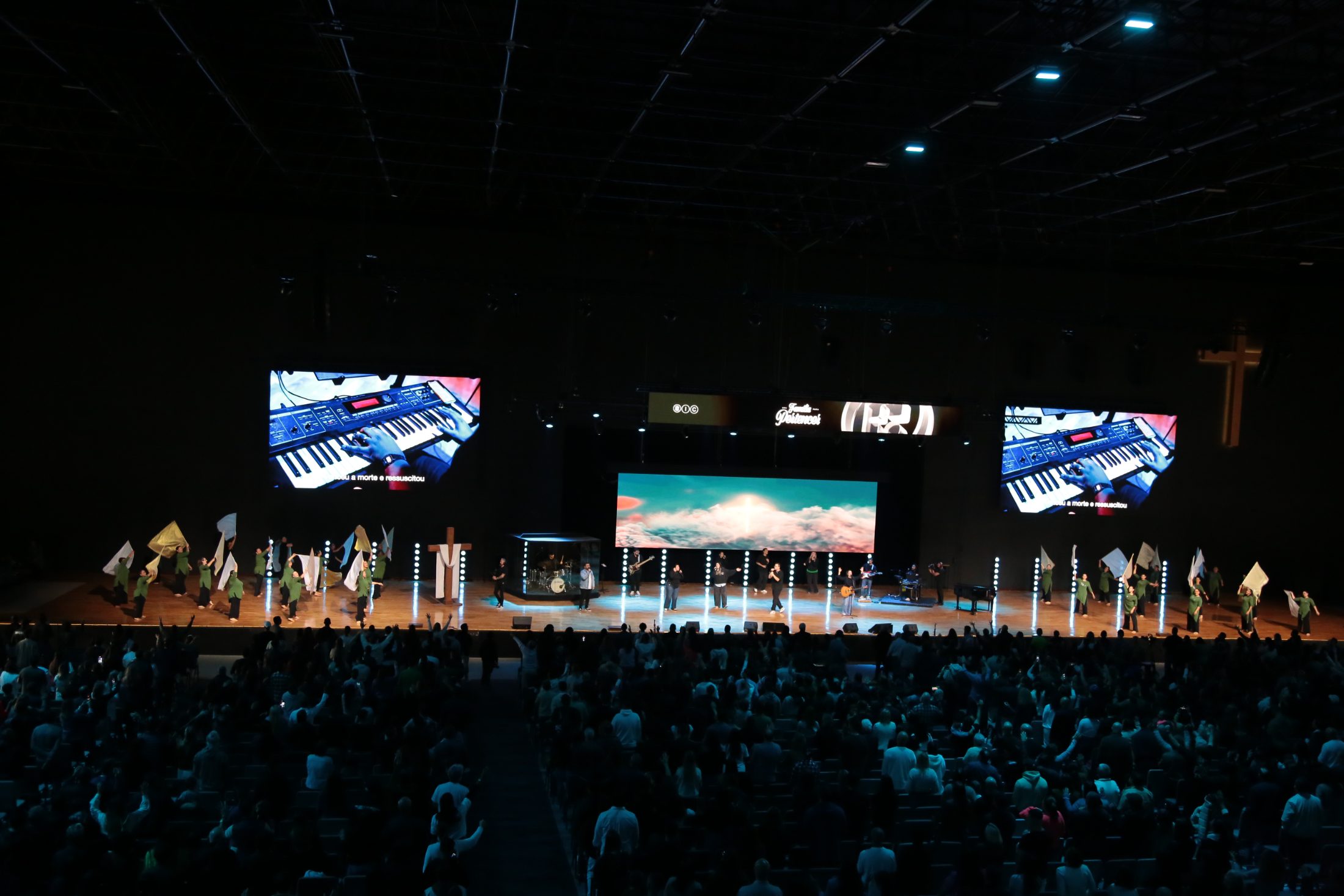 Auditório lotado do Campus Colina durante um culto