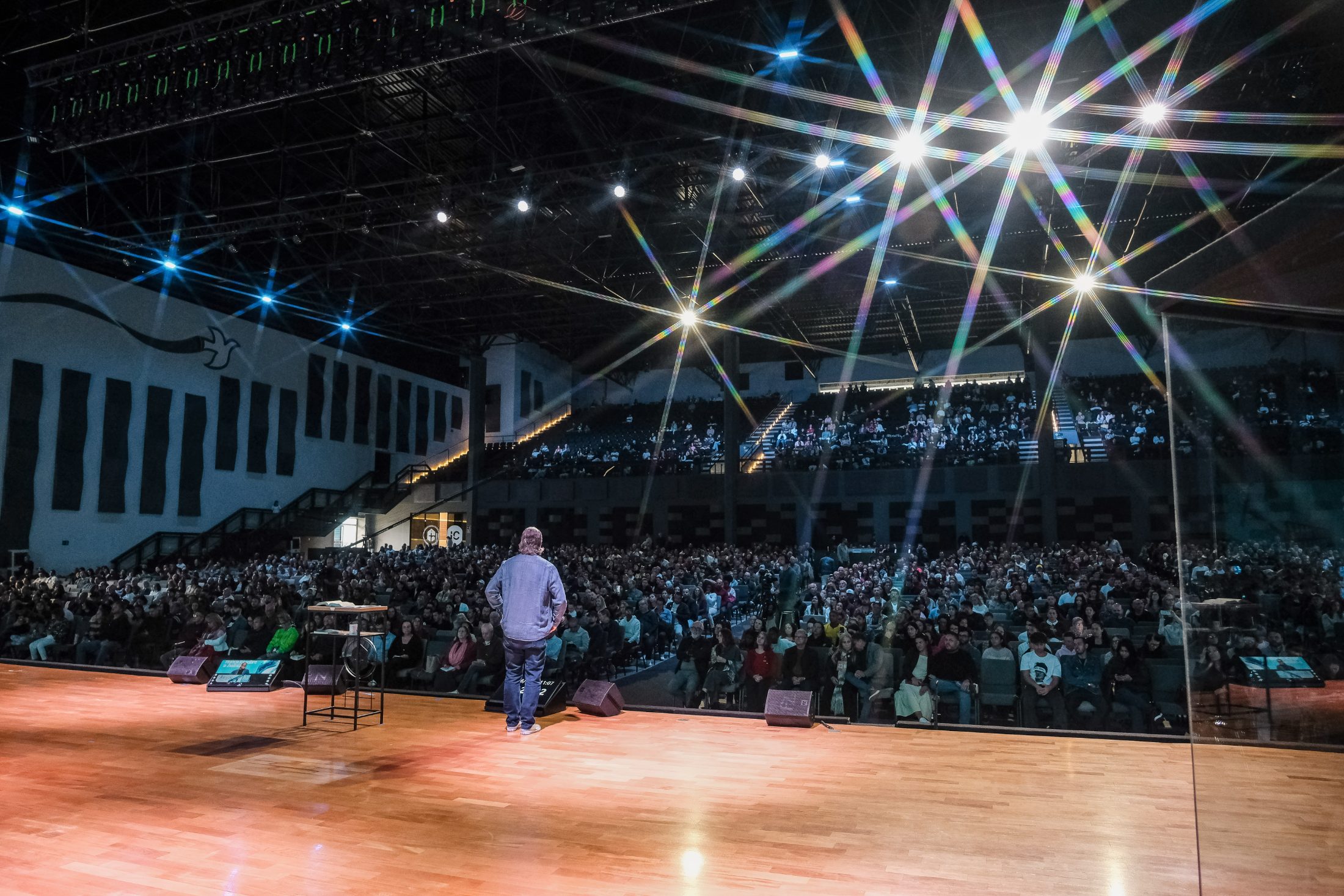 Auditório principal lotado no Campus Colina