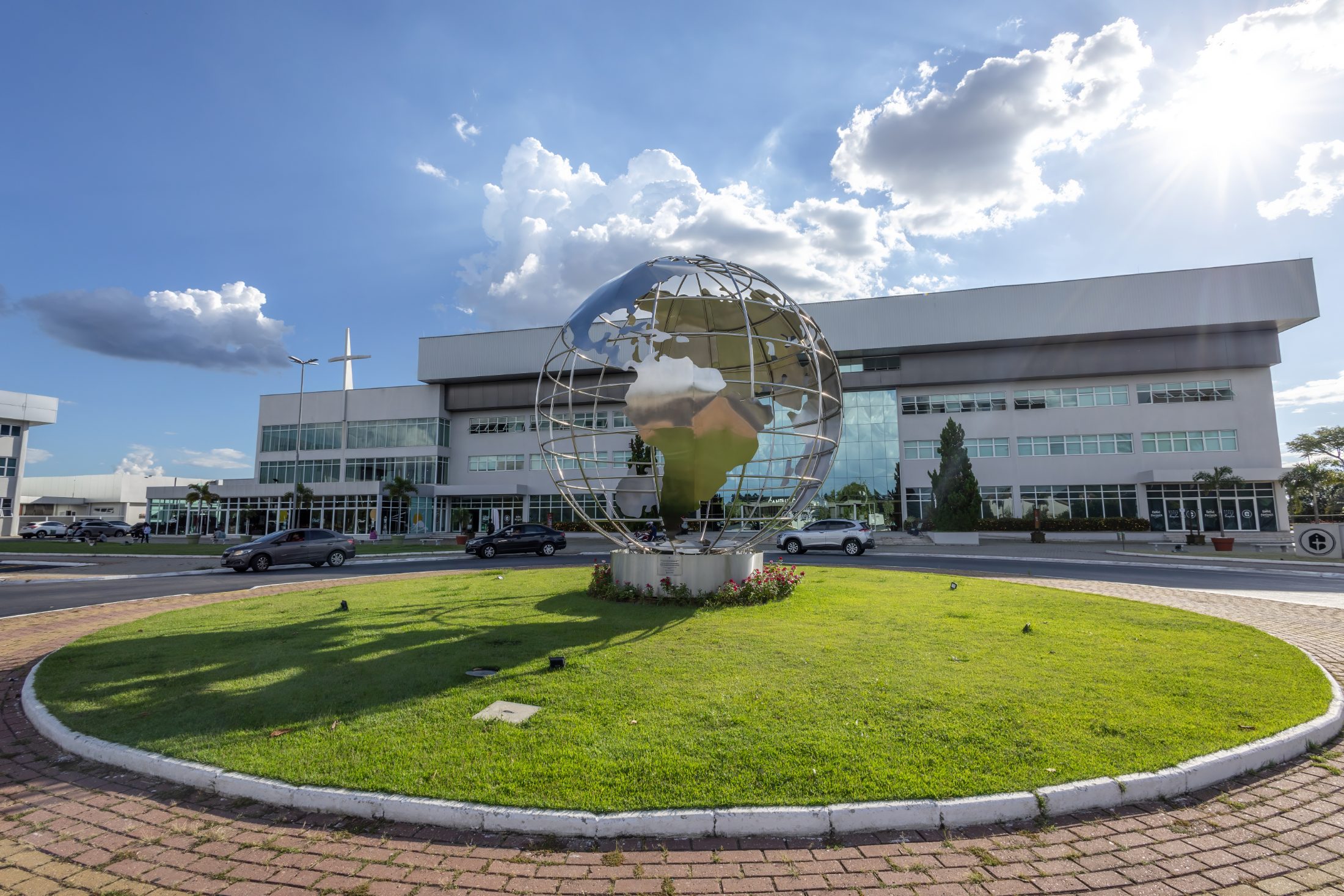 Fachada do Campus Colina com o monumento do globo